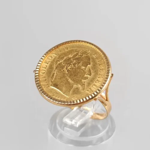 Bague en or jaune ornée d'une pièce de 10 francs Napoléon 1866