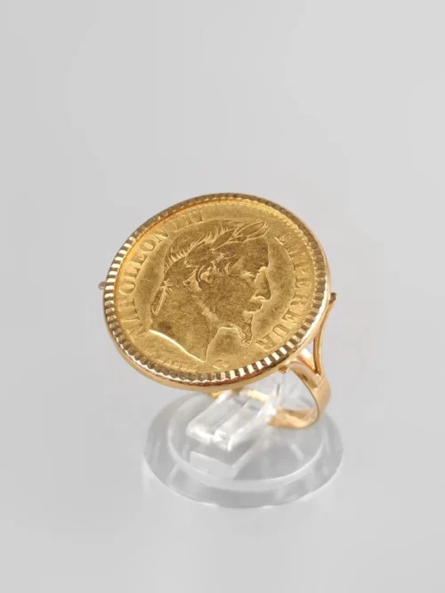 Bague en or jaune ornée d'une pièce de 10 francs Napoléon 1866